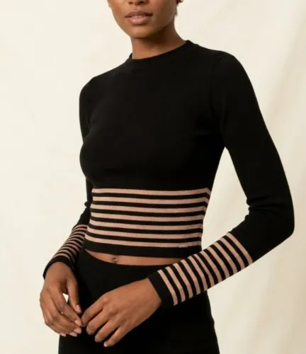 blusa cropped de tricô preta com listras
