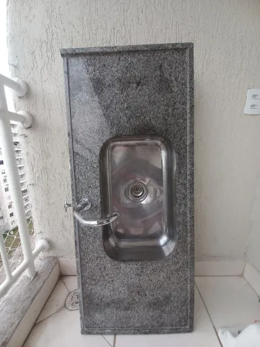 Pia em Granito com cuba inox, torneira e suporte de fixação