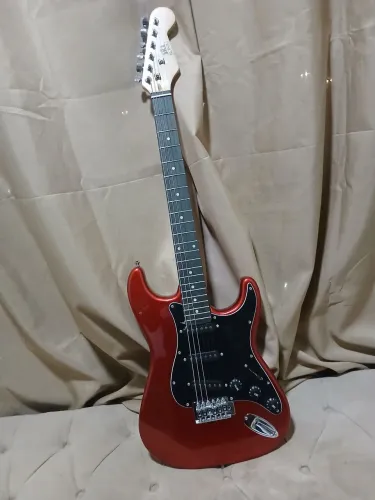 Guitarra ótima muito boa tem 4 meses de Uso com case e correia
