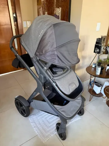 Carrinho de bebê e Moisés Nuna Demi Grow