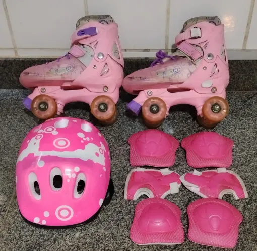 Patins infantil usado com kit de proteção
