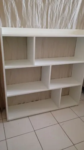 Estante de chão em MDF