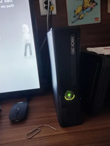 Xbox 360 Original com desbloqueio por Software com dois controles e fonte original 