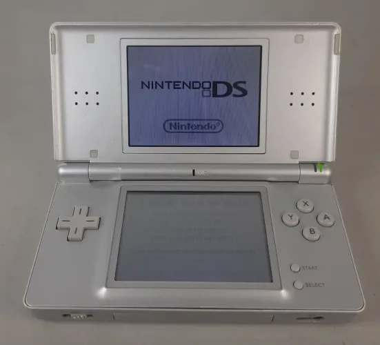 Nintendo DS Lite com carregador