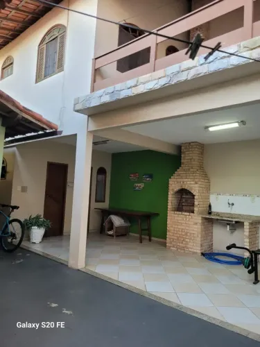 Casa linear térrea com 2 quartos e mais 1 kit net com uma suite e varanda