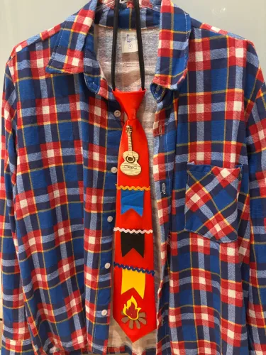 Camisa xadrez com gravata caipira 
