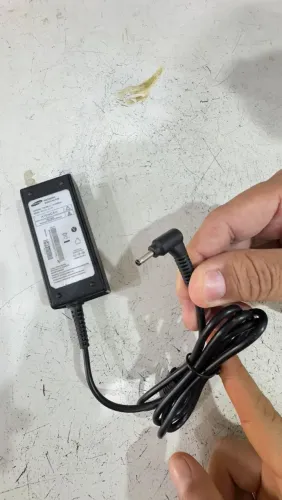 Carregador fonte original notebook Samsung 18v 2.1a semi novo ponta fina