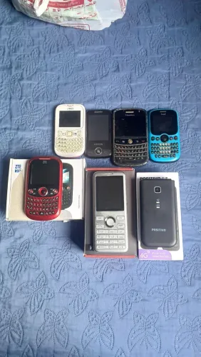 Lote de 7 celulares antigos.