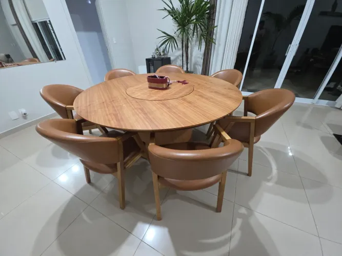 Mesa de jantar com 1,80m em madeira laminada