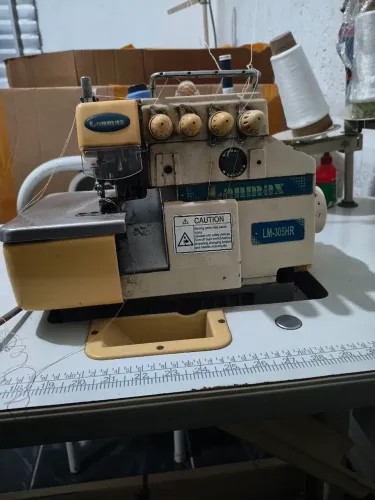 Máquina de costura overlock