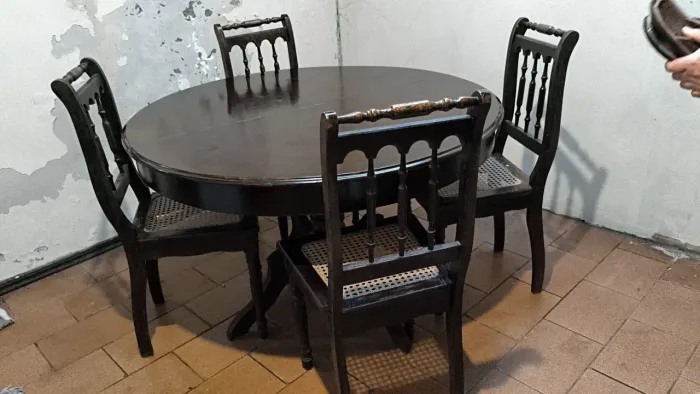 MESA DE IMBUIA COM 4 CADEIRAS