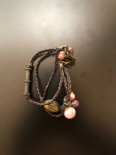 Trança, bronze envelhecido e contas rosa. Pulseira com alma de peça artesanal.