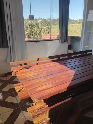 Vendo excelente conjunto de mesa com 2 bancos madeira macissa