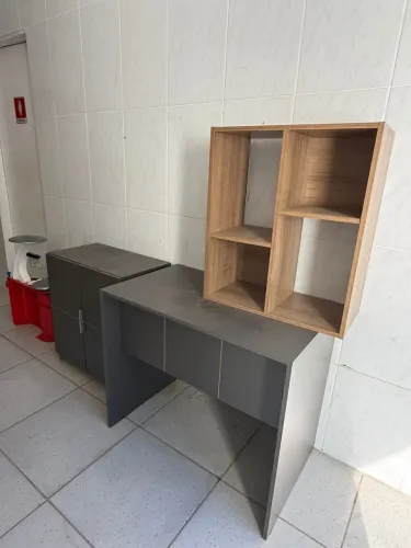 Vendo móveis para escritório ou estudo! Mesa, armário e nicho