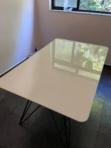 Mesa de jantar tamanho 1,40 por 90cm. Base em madeira com vidro laqueado branco e pés em