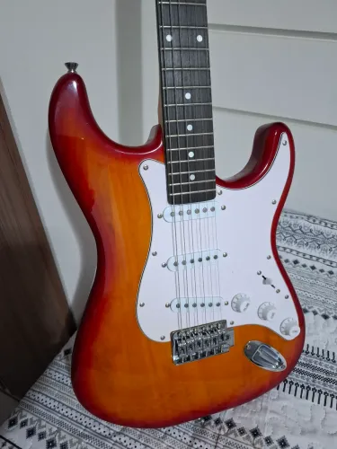 Guitarra stratos regulada, novinha!