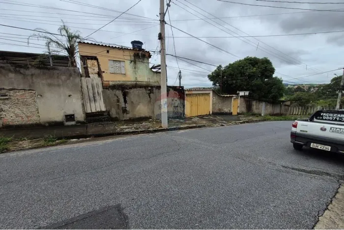 Oportunidade: Lote de 360m² no Bairro Juliana - BH com Barracões!