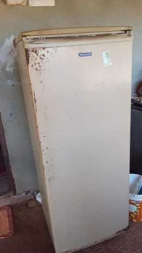 Vende se geladeira