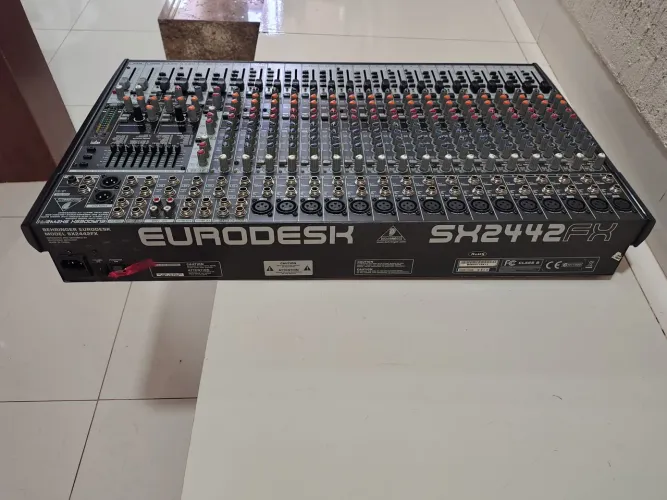 Mesa de som Behringer 24canais