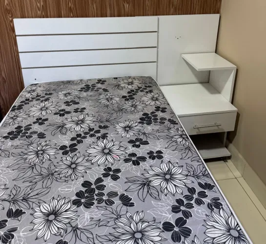 Vendo cama solteiro com painel e criado mudo