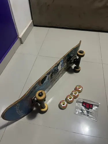Skate completo Shape 8.5 + parafusos de base e 4 rodinhas