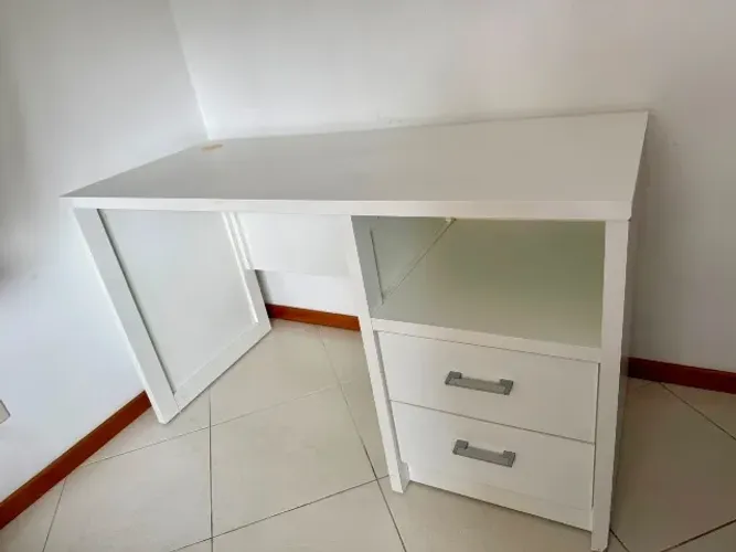Escrivaninha branca e resistente