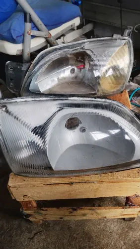 Vendo um par de faróis do Ford fiesta 2001 originais lentes de vidro