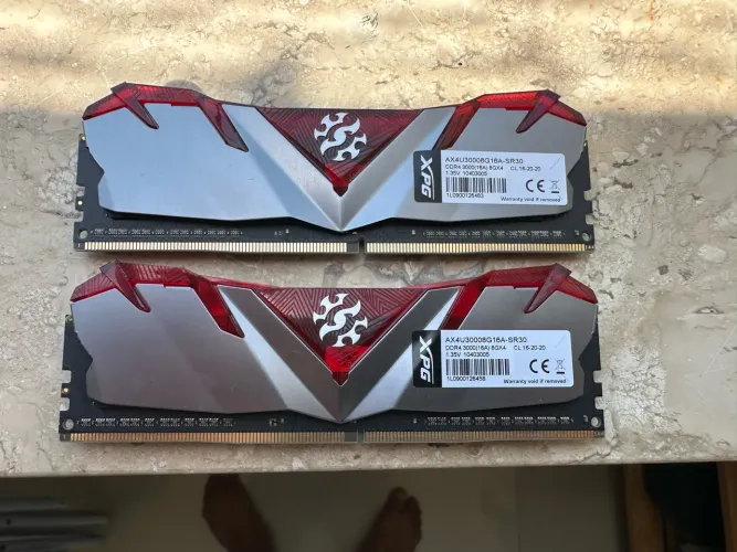 2 Pentes de memória 8gb (16gb total)