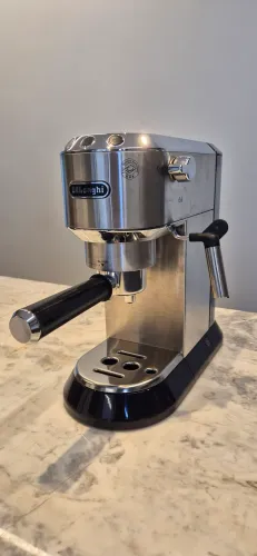 Cafeteira Expresso DeLonghi Dedica EC680M 15 bar - Máquina de Café 