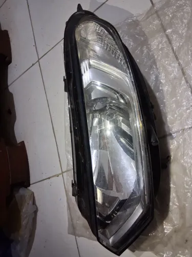 Farol Ecosport com led. Lado esquerdo