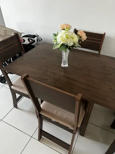 Mesa de jantar com 4 cadeiras