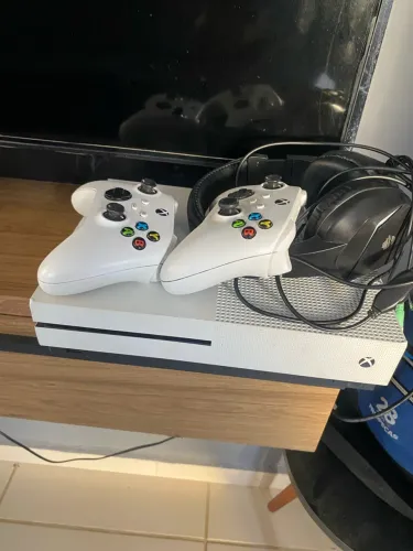 Xbox One S , 1 TB , muito conservado 1 Controle