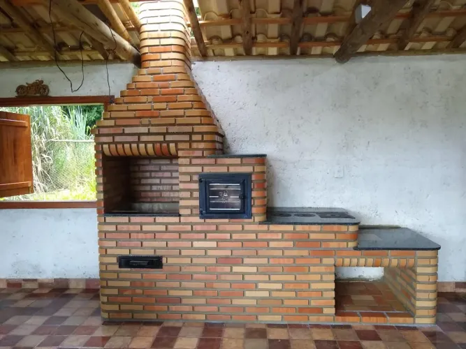 Fogão de lenha e churrasqueira de tijolinho