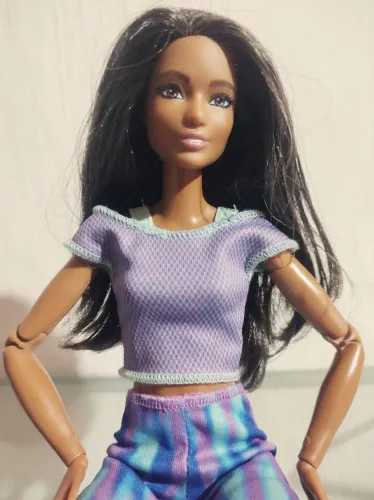 Barbie Negra Made to Move aula de yoga 