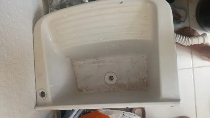 Vendo as duas Pias, uma de banheiro e uma da cozinha