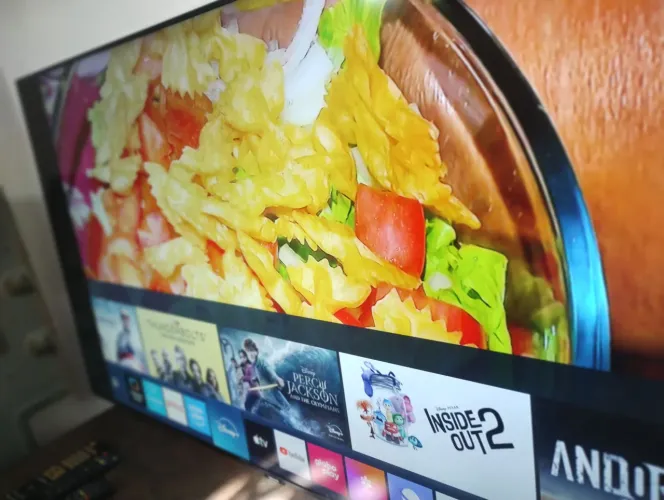 Samsung 55pl 4k com uma gaúcha preta no canto não é pedi de assistir controle ler tudo 