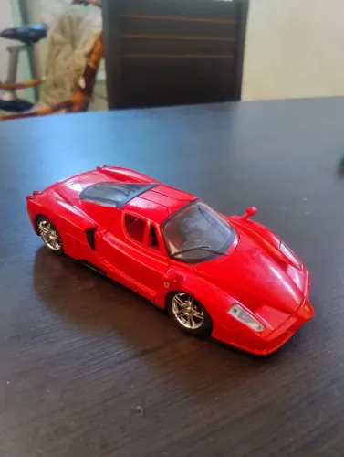 Miniatura Ferrari Enzo, Maisto 1:24