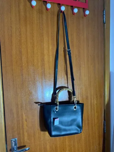 Bolsa de ombro, com alças de mão. 