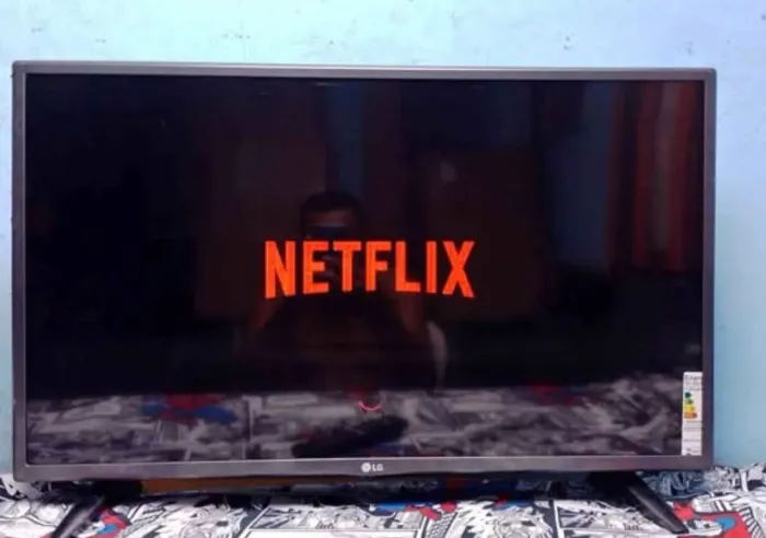 Smart Tv LG de 32 polegadas pezinhos e controle 