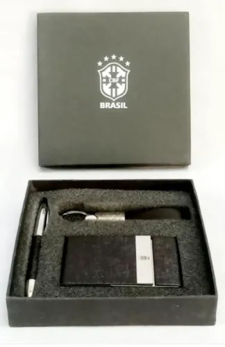 Estojo brinde da CBF, com três itens: 1 chaveiro,1 porta cartão e uma caneta.