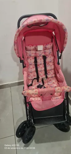 Carrinho de bebê rosa