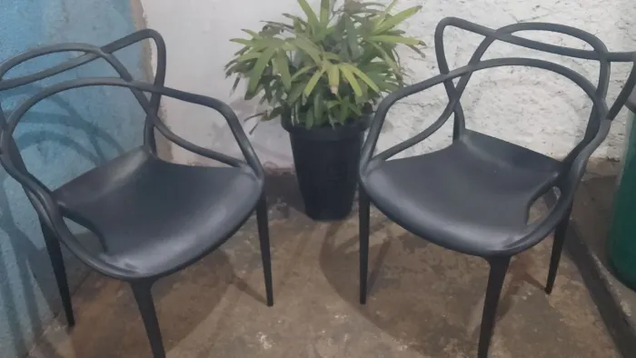 Duas cadeiras semi novas
