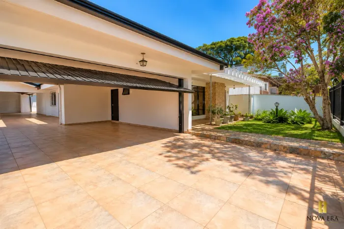 Casa térrea no bairro Água Verde com 3 quartos, e 6 vagas