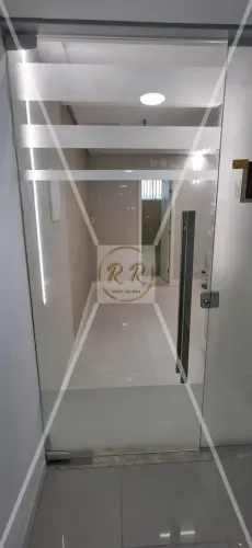 CEO SALVADOR SHOPPING: 50m², RECEPÇÃO + 04 SALAS, 02 BANHEIROS, 02 VAGAS, CLIMATIZADA, NAS