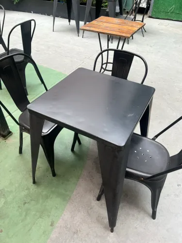 Mesas e cadeiras 