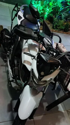 Moto branco pérola 