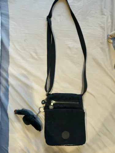 Bolsa transversal azul marinho pequena Kipling