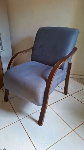 Poltrona Estofada de Madeira