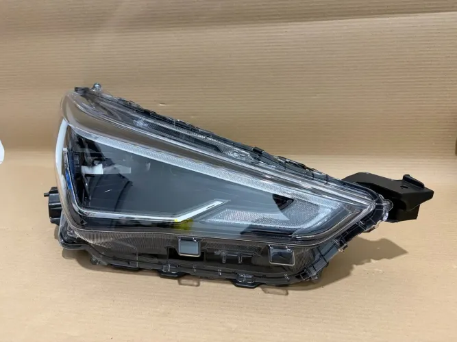 Farol lado direito Toyota Yaris Cross 2025 2026 2027 REC