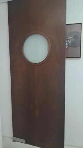 Porta Pivotante de Madeira